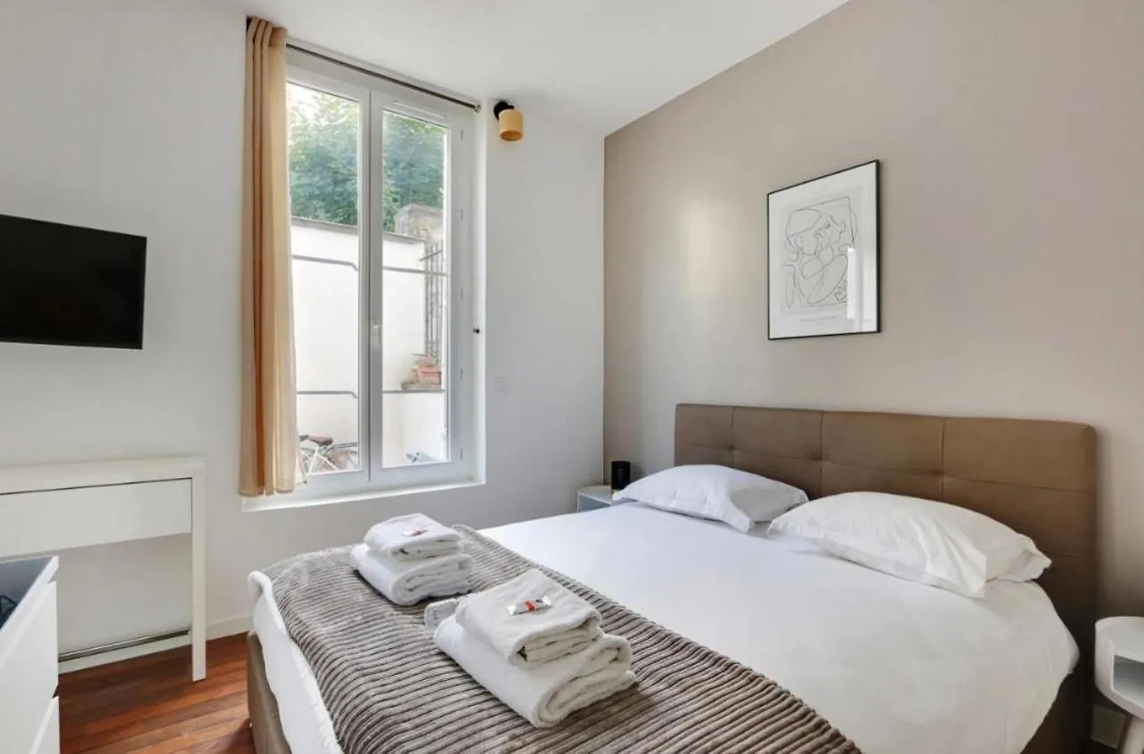Magnifique 2 Pieces, Clair Neuf Apartment Paris