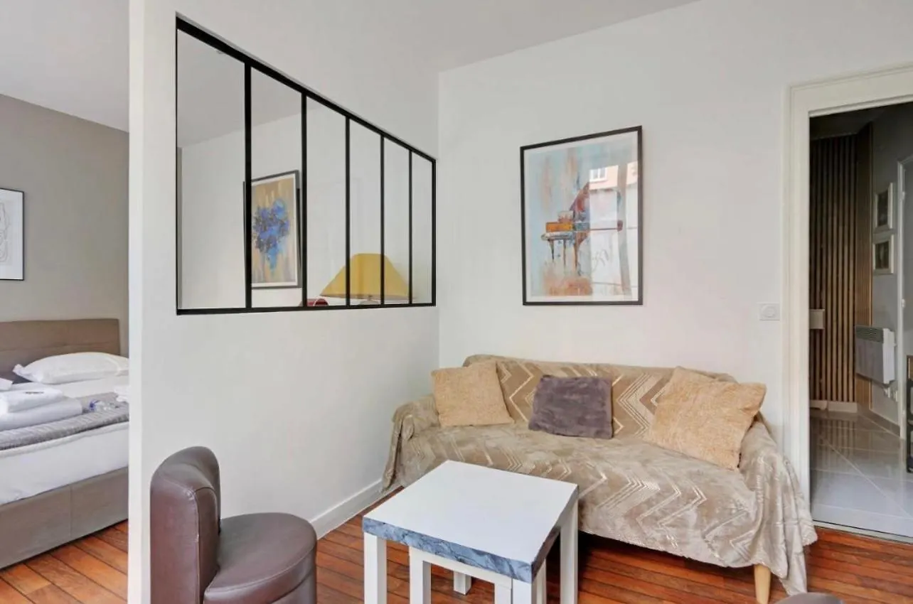 Magnifique 2 Pieces, Clair Neuf Apartment Paris France