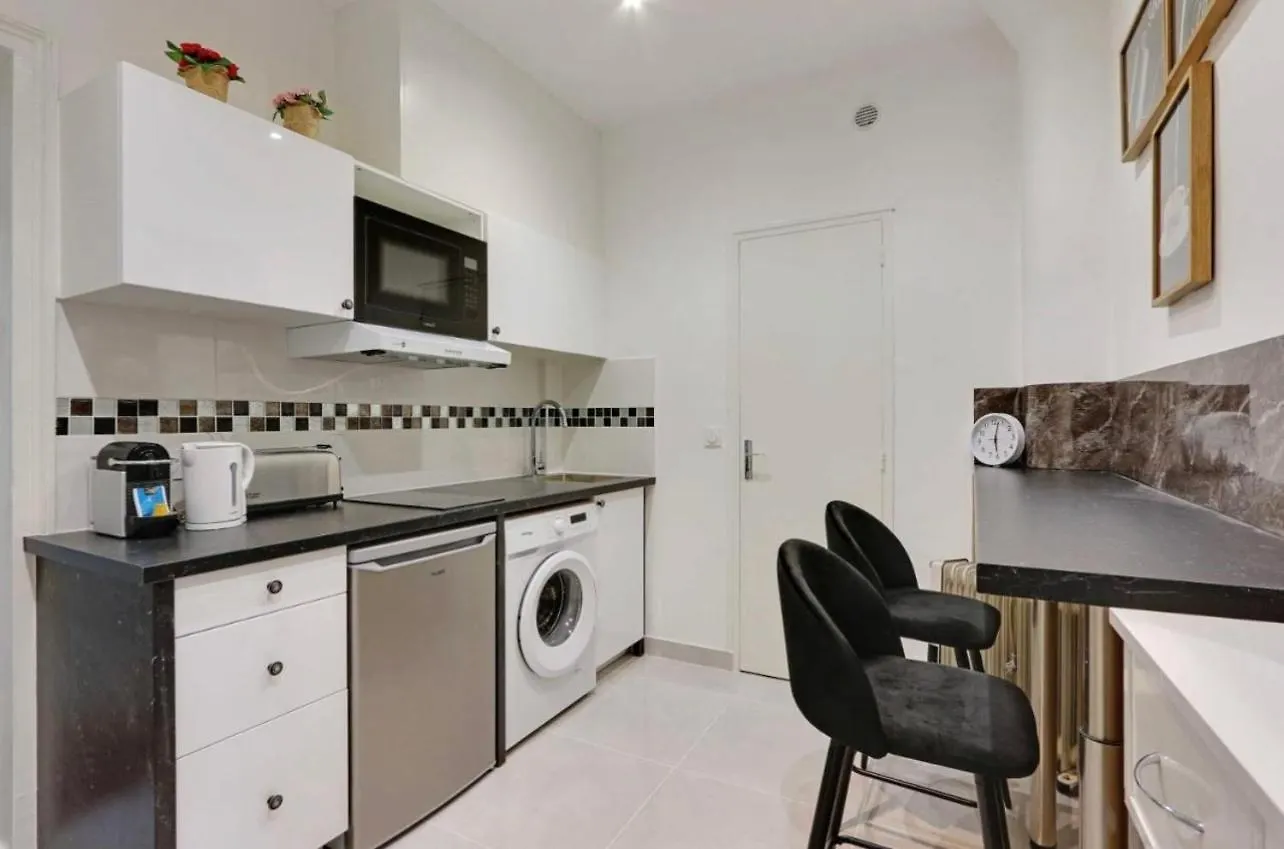 Magnifique 2 Pieces, Clair Neuf Apartment Paris France