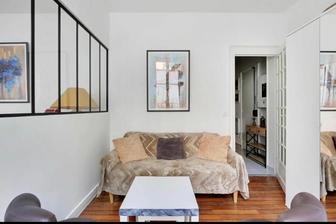 Magnifique 2 Pieces, Clair Neuf Apartment Paris France